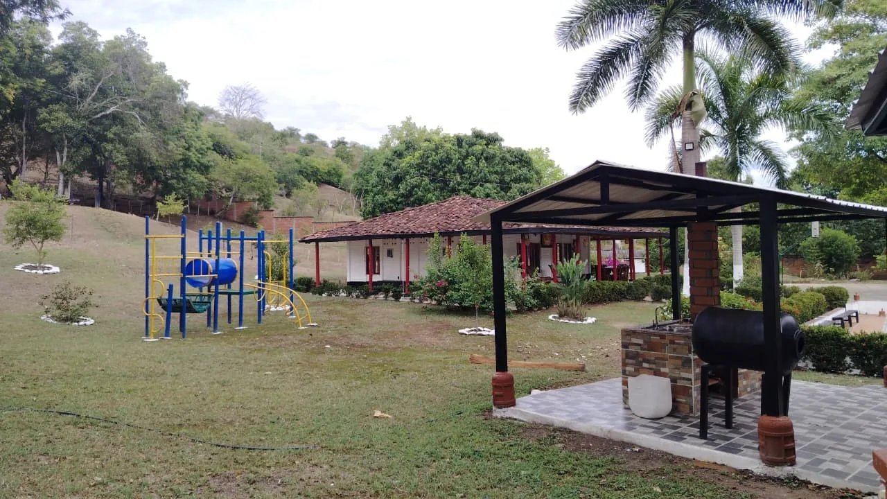 Parque infantil y zona social de la finca